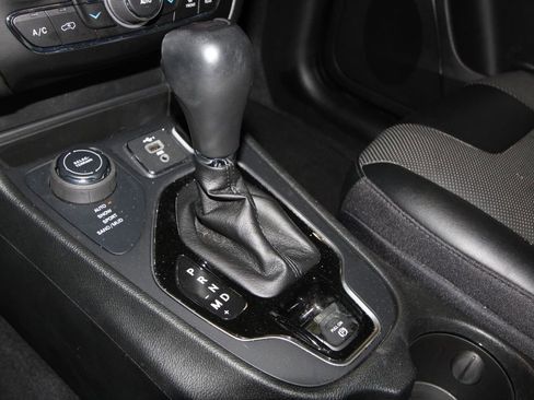 Used 2022 Jeep Cherokee Limited AWD/4WD image 16