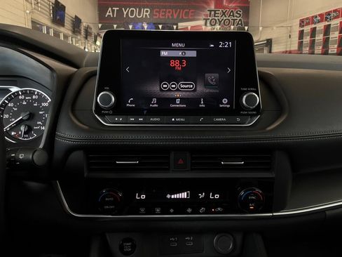 Used 2025 Nissan Rogue SV FWD image 27