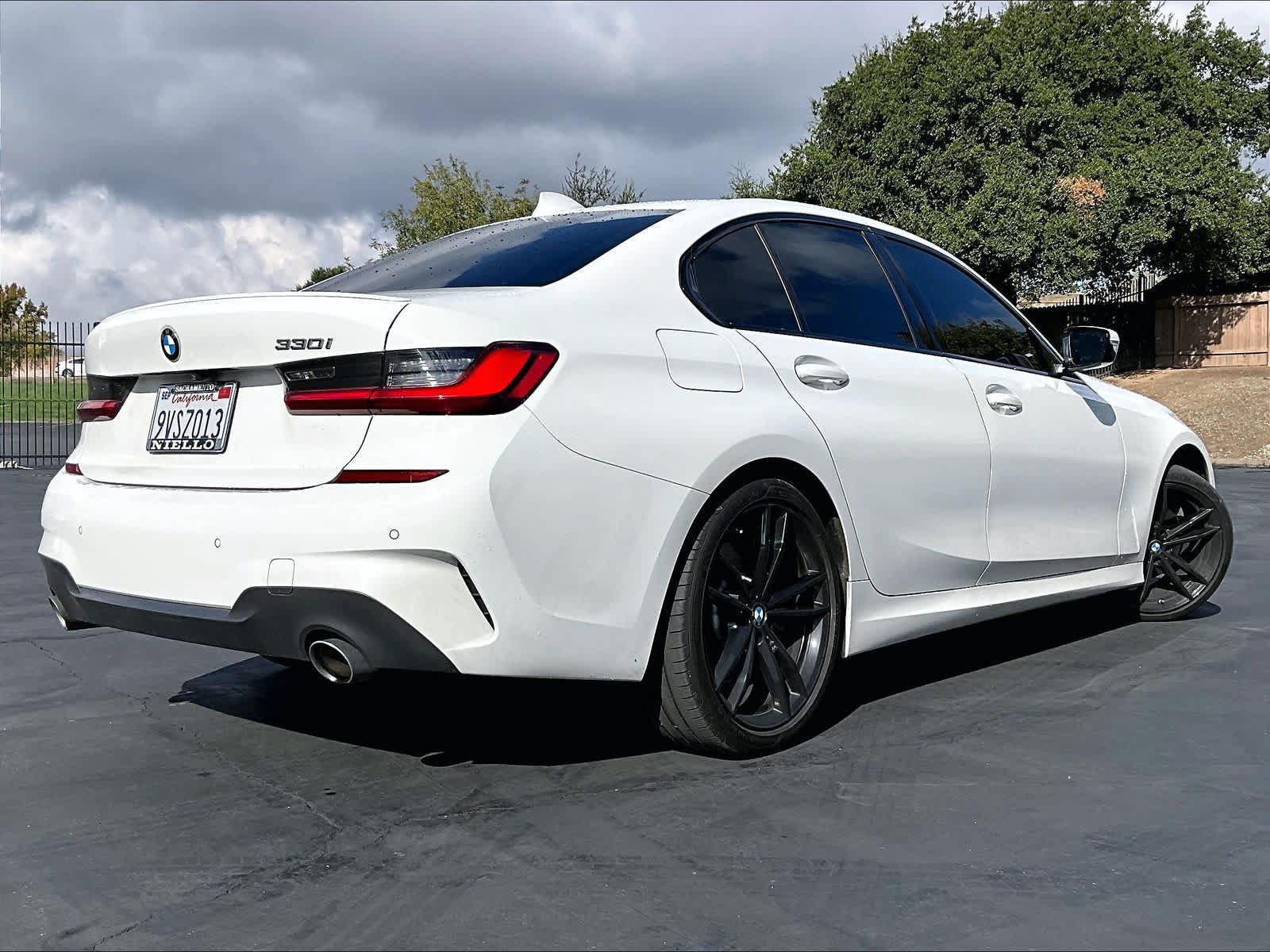 Used 2022 BMW 330i Sedan w/ M Sport Package RWD image 2