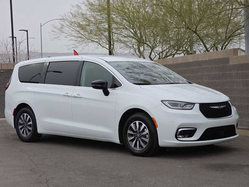 Used 2024 Chrysler Pacifica Select image 3