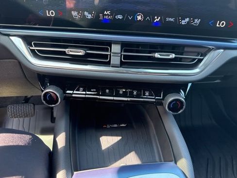 New 2025 Chevrolet Equinox EV LT w/ Convenience Package II AWD/4WD image 16