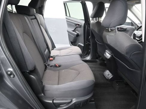 Used 2024 Toyota Highlander LE FWD image 22