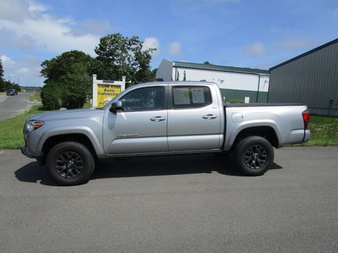 Used 2021 Toyota Tacoma SR5 AWD/4WD image 2