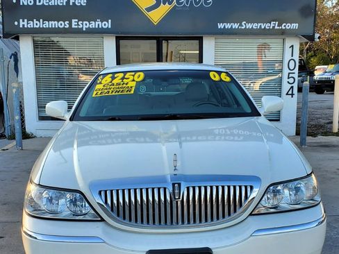 Used 2006 Lincoln Town Car Signature Limited image 3