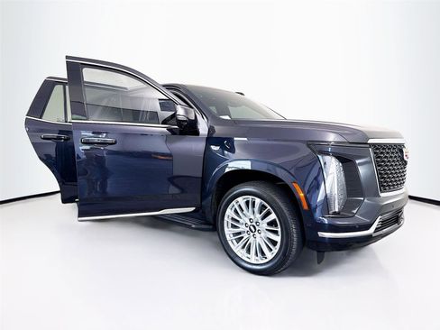Used 2025 Cadillac Escalade Premium Luxury AWD/4WD image 24