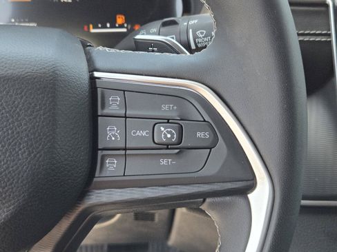 Used 2023 Jeep Grand Cherokee Laredo RWD image 17