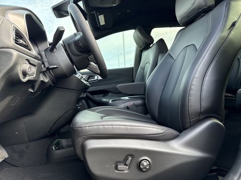 New 2026 Chrysler Pacifica Select image 14