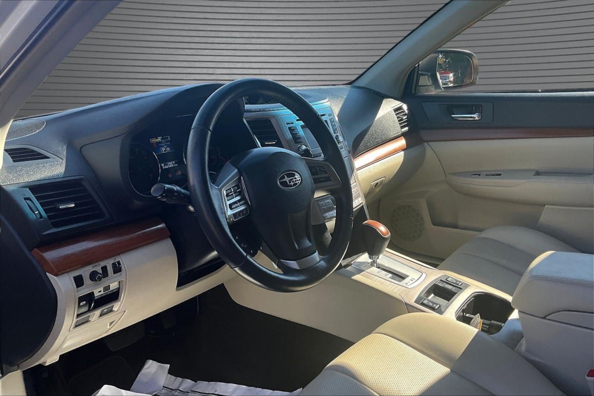 Used 2014 Subaru Outback 2.5i Limited w/ Moonroof Package AWD/4WD image 16