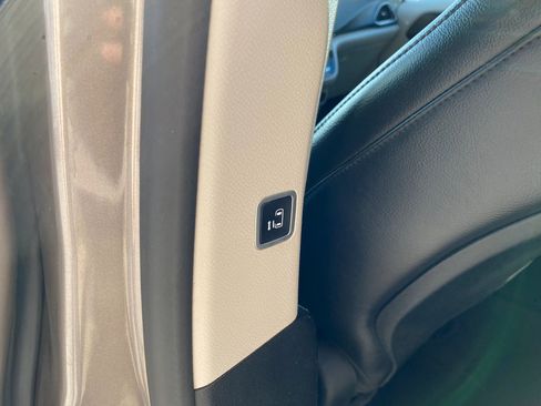 Used 2017 Chrysler Pacifica Touring-L image 11