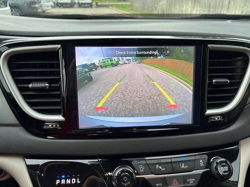 Used 2024 Chrysler Pacifica Touring-L FWD image 30