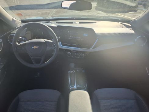 Used 2025 Chevrolet Trax LT image 3