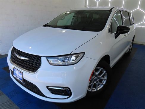 Used 2024 Chrysler Pacifica Touring-L FWD image 5