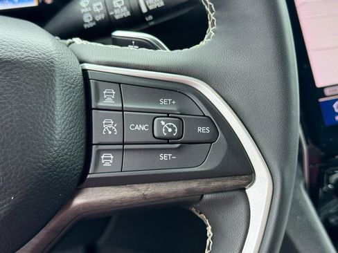 Used 2024 Jeep Grand Cherokee L Limited AWD/4WD image 18