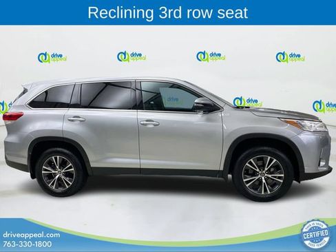 Used 2019 Toyota Highlander LE AWD/4WD image 4