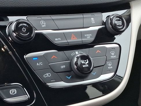 Used 2024 Chrysler Voyager LX image 17