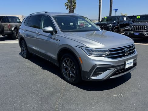 Used 2022 Volkswagen Tiguan SE AWD/4WD image 2