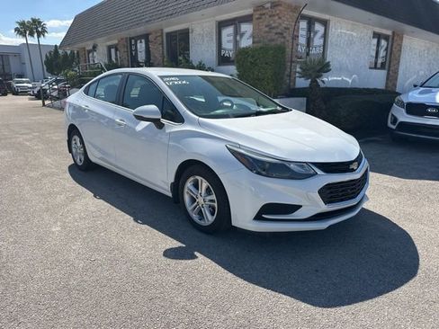 Used 2018 Chevrolet Cruze LT w/ Convenience Package image 4