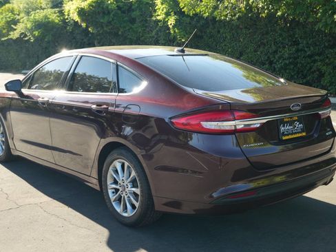 Used 2017 Ford Fusion SE w/ Fusion SE Technology Package image 5