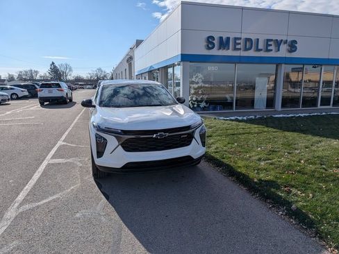 Used 2024 Chevrolet Trax RS w/ Sunroof Package image 2