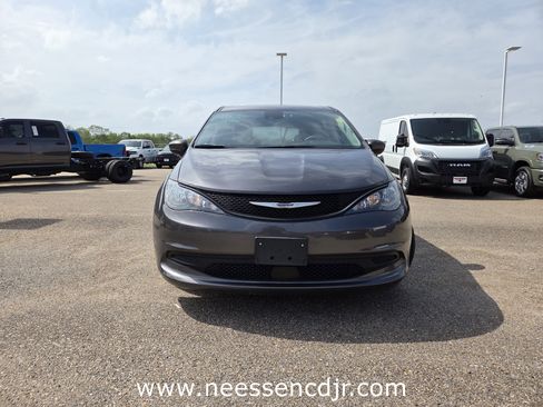 Used 2023 Chrysler Voyager LX image 2