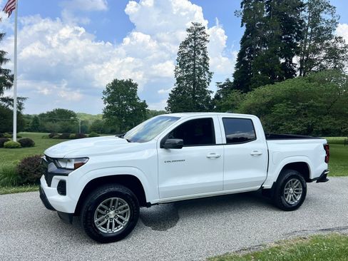 Used 2025 Chevrolet Colorado LT w/ Advanced Trailering Package RWD image 5
