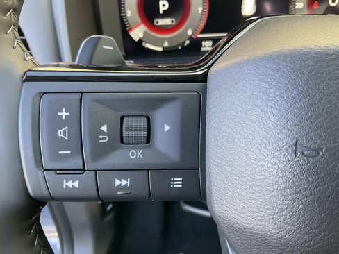 Used 2025 Nissan Rogue Platinum image 40