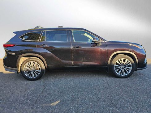 Used 2021 Toyota Highlander Platinum image 2