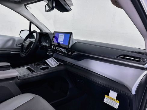 New 2026 Toyota Sienna XLE FWD image 31