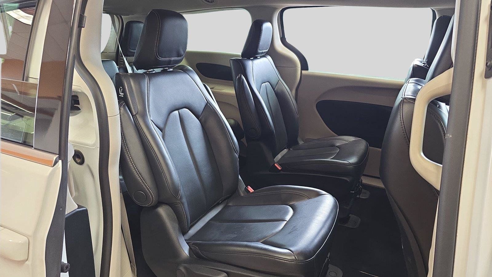 Used 2023 Chrysler Pacifica Touring-L FWD image 17