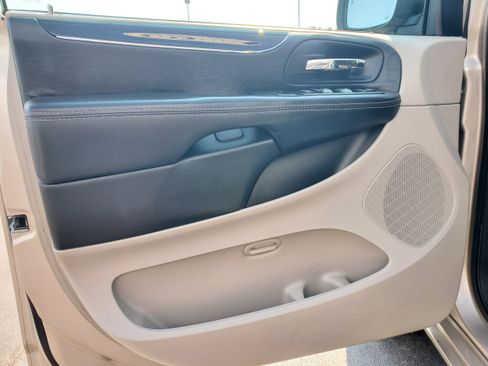 Used 2014 Chrysler Town & Country Touring-L FWD image 9