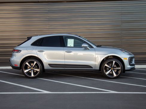 Certified 2026 Porsche Macan AWD/4WD image 8