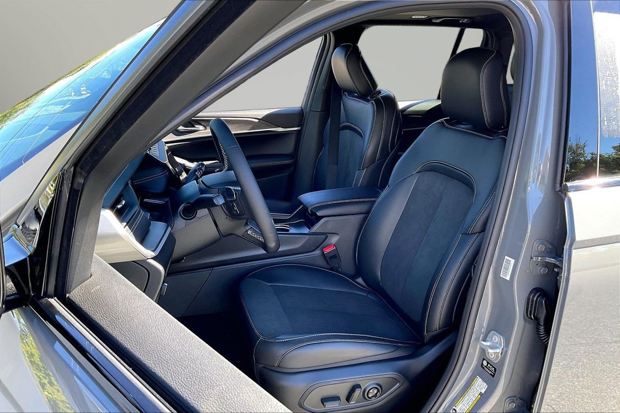 New 2027 Jeep Grand Cherokee Altitude RWD image 18