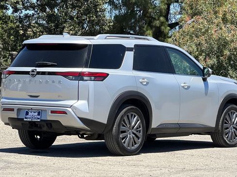 Used 2025 Nissan Pathfinder SL w/ SL Premium Package FWD image 4