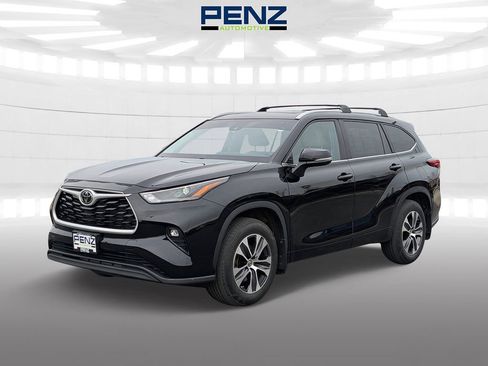 Used 2023 Toyota Highlander XLE image 3