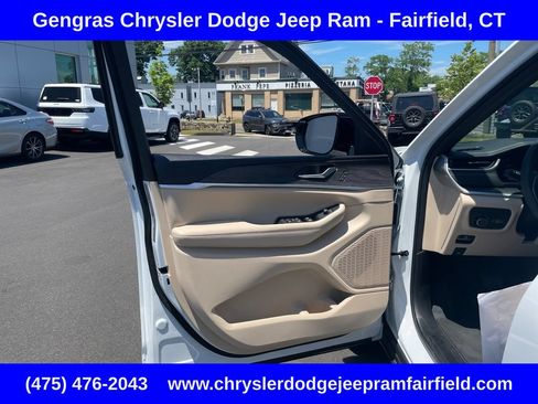 Used 2023 Jeep Grand Cherokee Limited AWD/4WD image 38