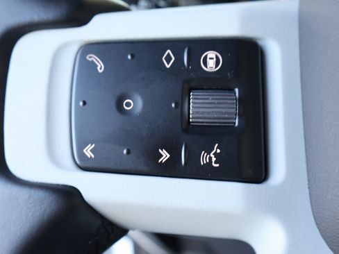 Used 2024 Land Rover Defender 130 X-Dynamic SE image 24