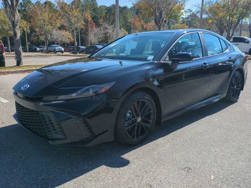 Used 2025 Toyota Camry SE image 2