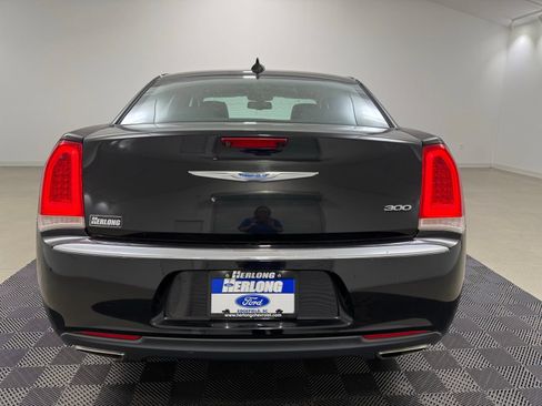 Used 2018 Chrysler 300 Limited RWD image 5