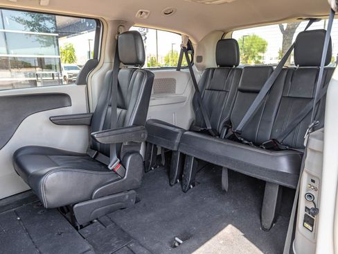 Used 2016 Chrysler Town & Country Touring FWD image 18