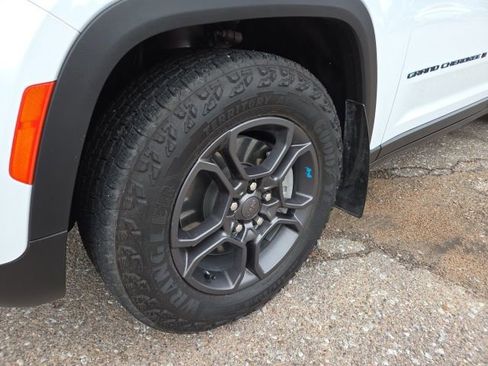 Used 2024 Jeep Grand Cherokee Trailhawk w/ Luxury Tech Group III image 24