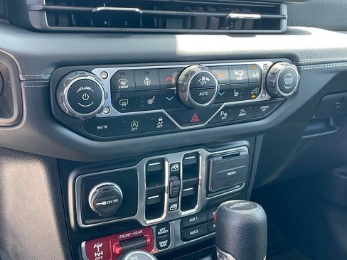 Used 2024 Jeep Gladiator Rubicon w/ Technology Group AWD/4WD image 17