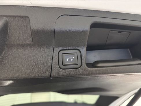 Used 2023 GMC Acadia SLE w/ Driver Convenience Package FWD image 10
