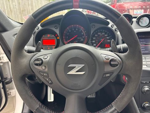 Used 2019 Nissan 370Z NISMO RWD image 13