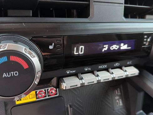 Certified 2025 Toyota Tacoma SR5 AWD/4WD image 27