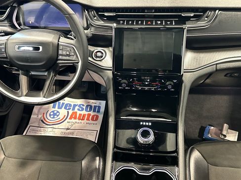 Used 2023 Jeep Grand Cherokee Altitude AWD/4WD image 31