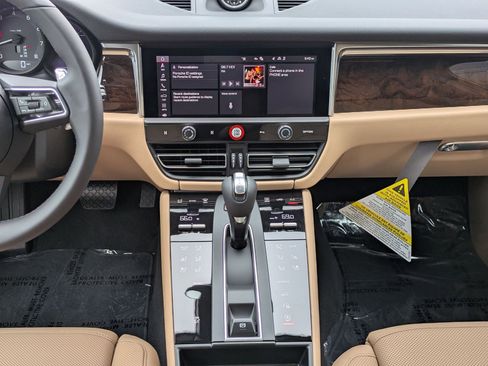 Certified 2025 Porsche Macan AWD/4WD image 20