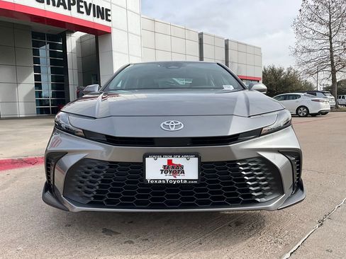 Used 2025 Toyota Camry SE image 3