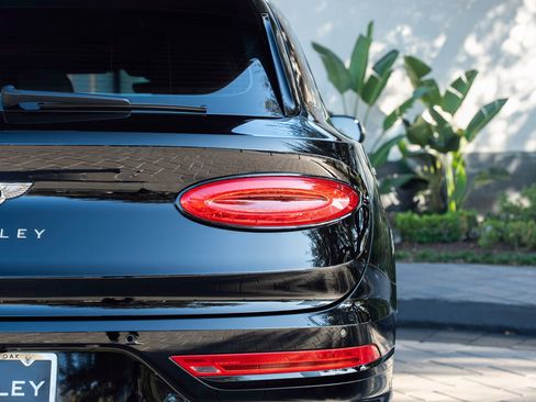 Used 2023 Bentley Bentayga Extended Wheelbase image 46