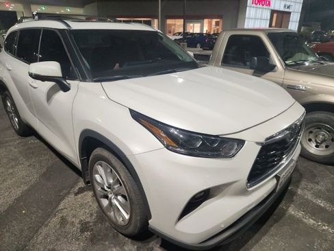 Used 2024 Toyota Highlander Limited image 2