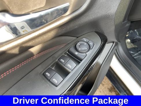 Used 2024 Chevrolet Trax RS w/ Sunroof Package FWD image 11